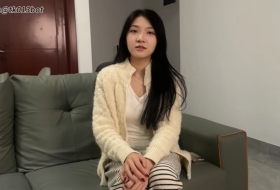 好漂亮的妹子啊虽然看着很怕痒但是感觉她好享受被帅哥刷挠脚心的感觉笑的太开心了